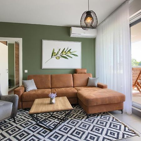 Beautiful Two-Bedroom Seaside Apartment In Premantura Exterior foto